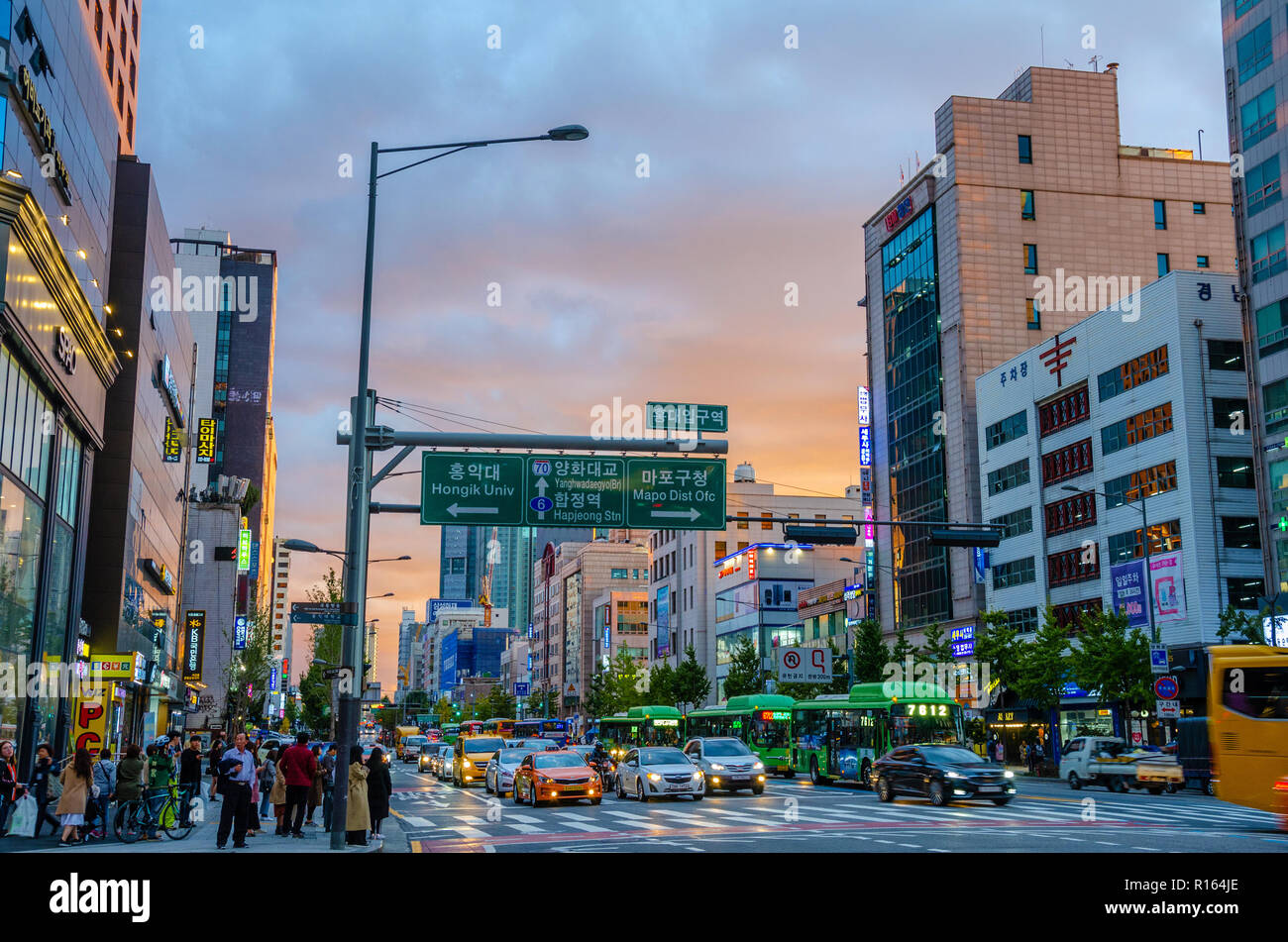 Une longue scène de rue dans la région de Seogyo-Dong Séoul, Corée du Sud au coucher du soleil. Banque D'Images