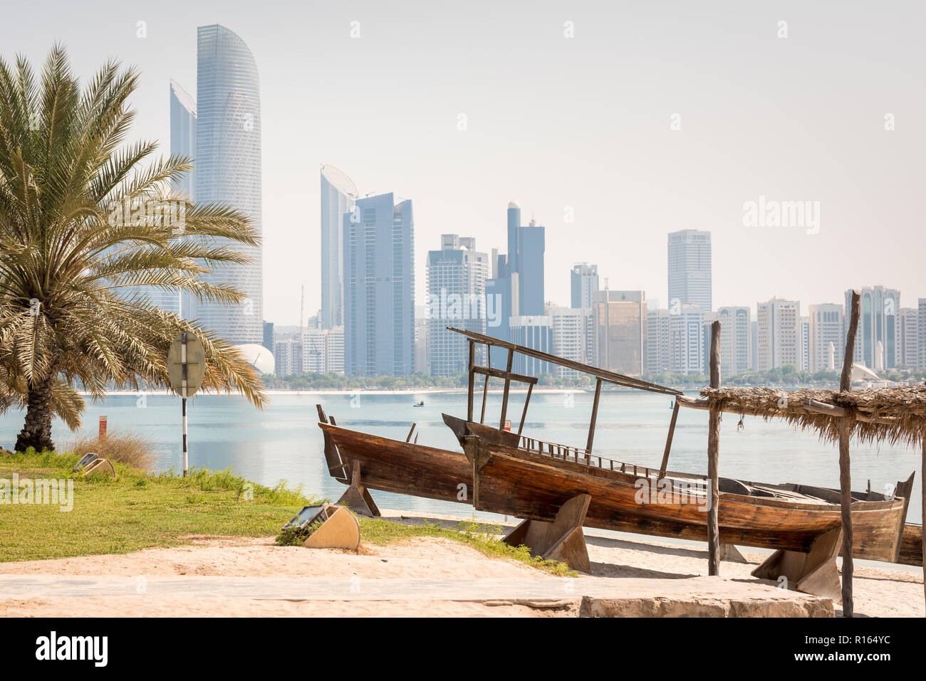 Old boats docked en dehors de l'Heritage Village à Abu Dhabi Corniche plage, ÉMIRATS ARABES UNIS Banque D'Images