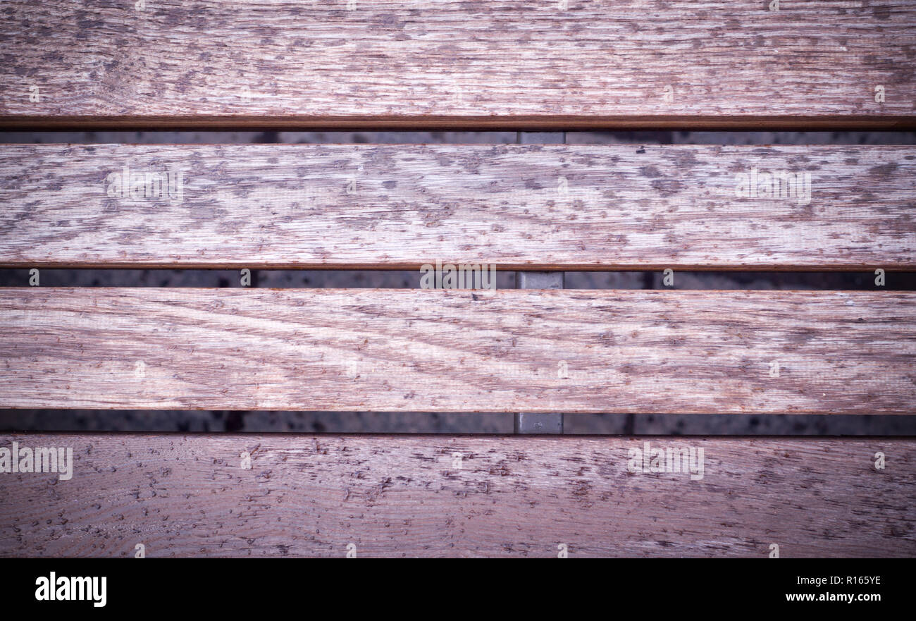 Vignetted gris humide de la texture de surface en bois, banc. arrière-plan. Banque D'Images