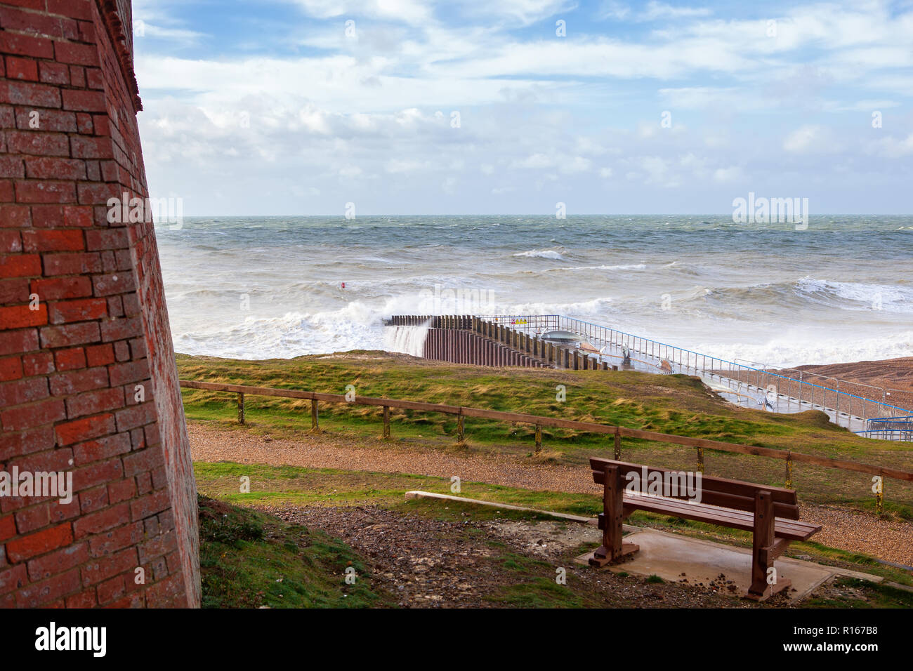 Vue sur mer agitée de Seaford plage, mer agitée, East Sussex, Angleterre Banque D'Images