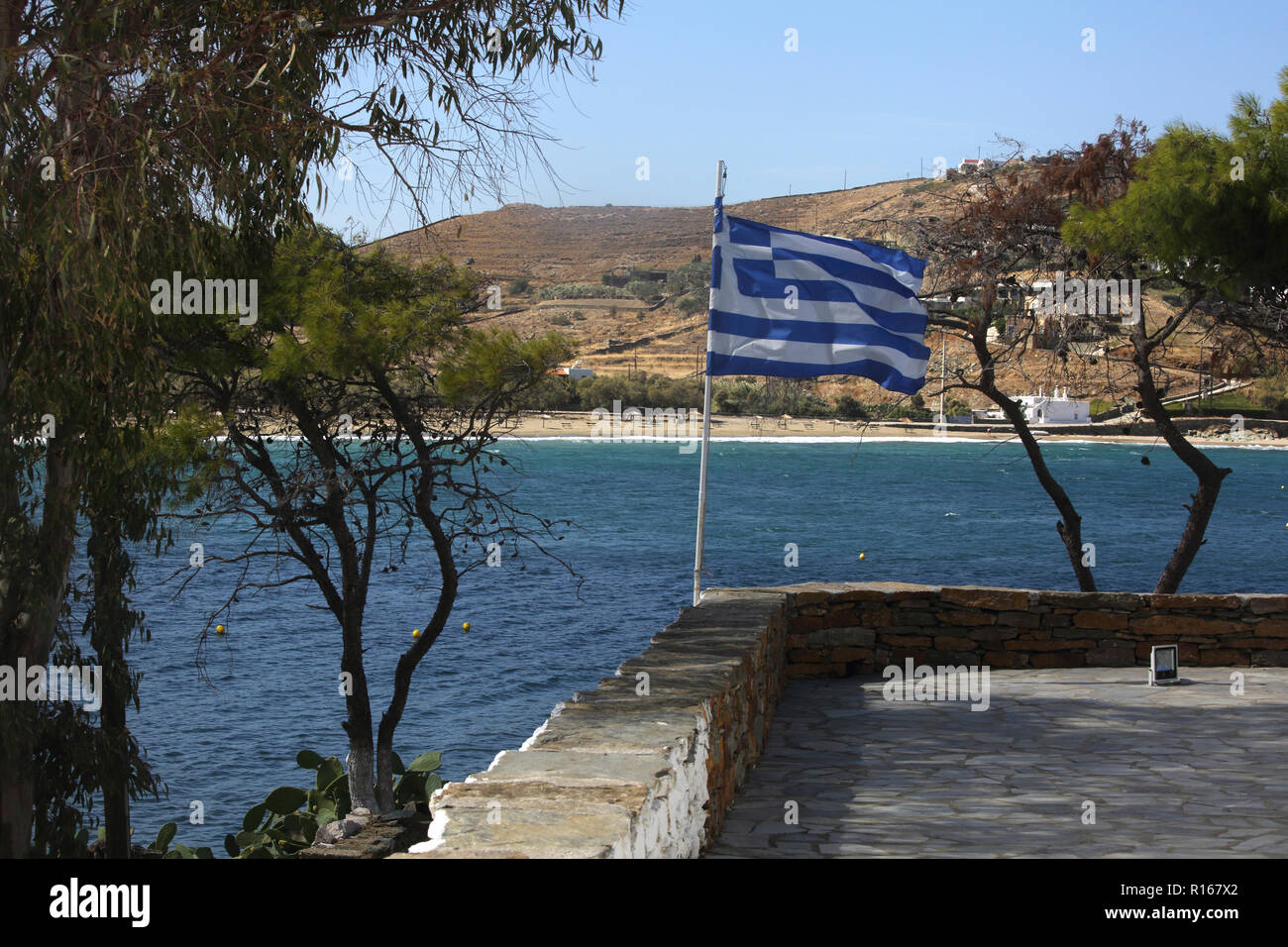 L'île de Kéa Grèce Agia Irini drapeau grec au mur par la mer Banque D'Images