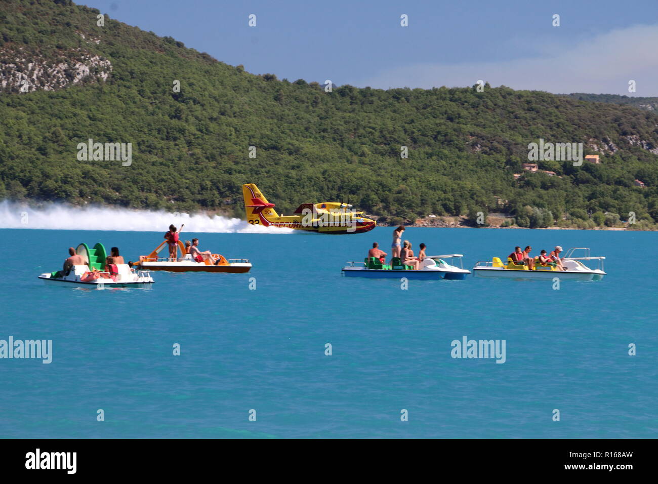 En avion De l'extincteur de l'eau du lac de Sainte Croix Banque D'Images