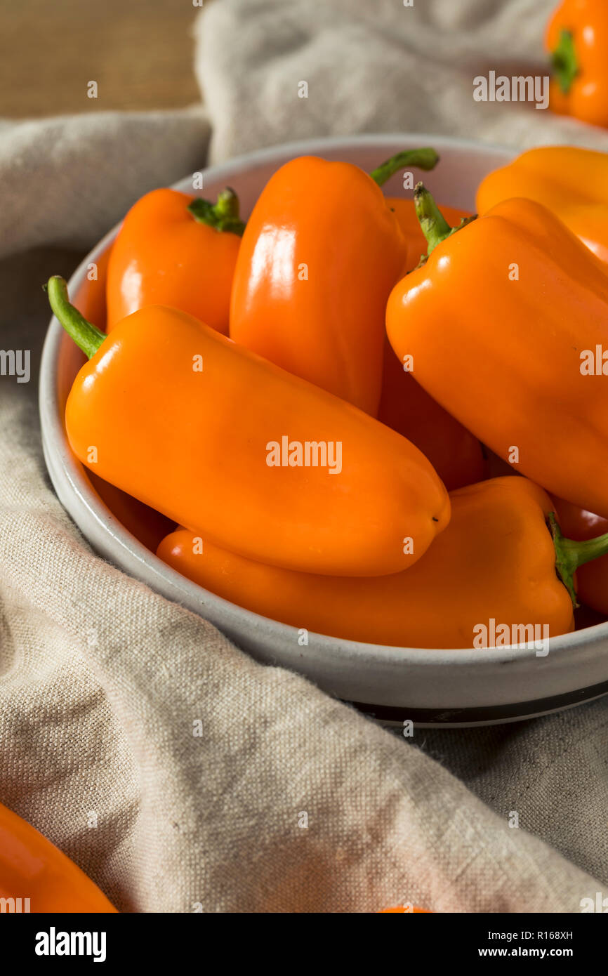 Orange douce Bio brut prêt à manger des poivrons Banque D'Images Orange douce Bio brut prêt à manger des poivrons Banque D'Images