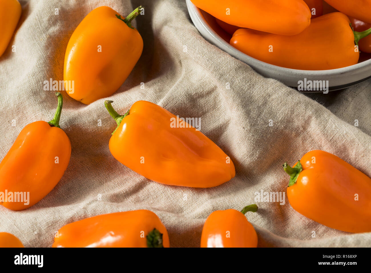Orange douce Bio brut prêt à manger des poivrons Banque D'Images