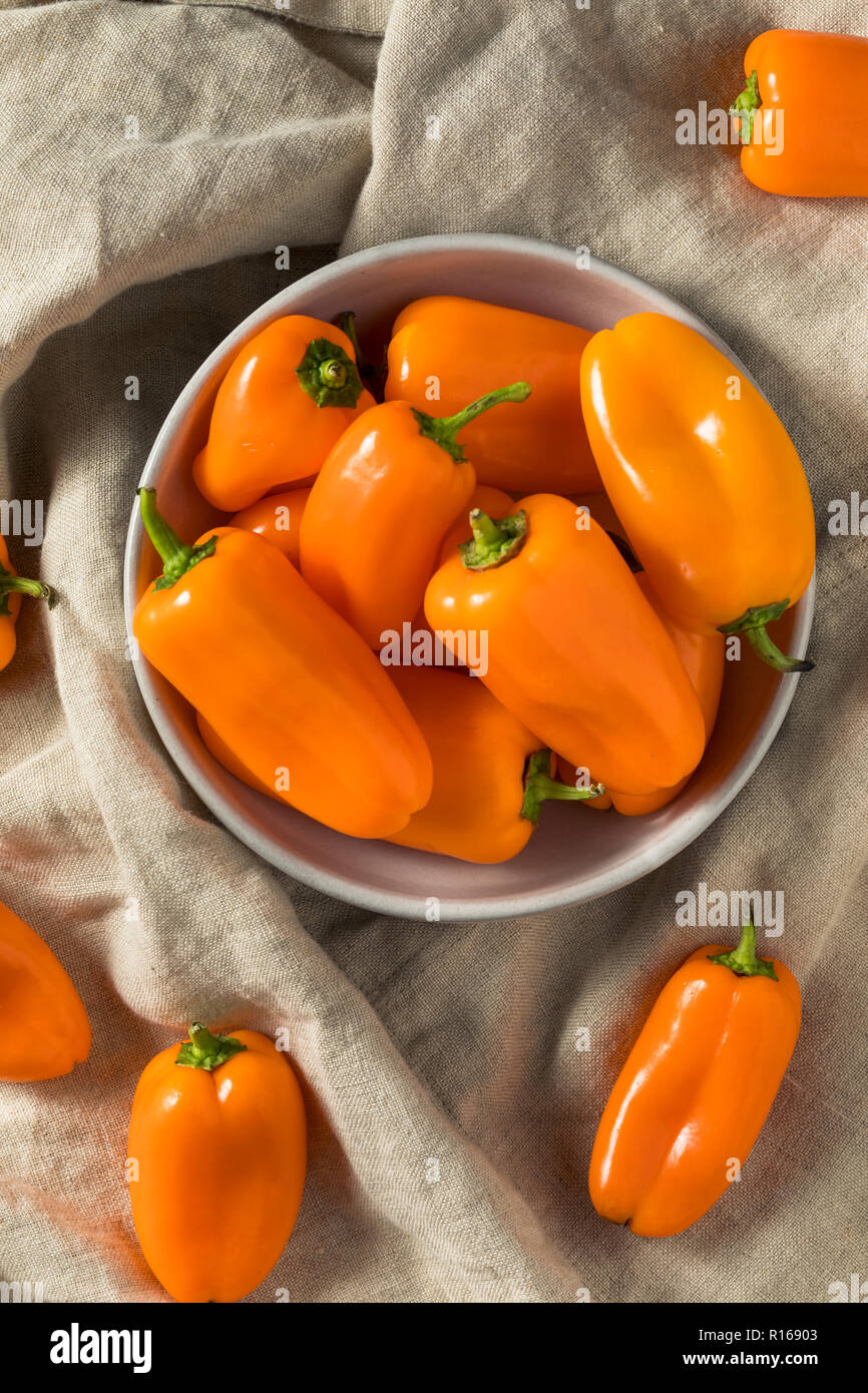 Orange douce Bio brut prêt à manger des poivrons Banque D'Images Orange douce Bio brut prêt à manger des poivrons Banque D'Images