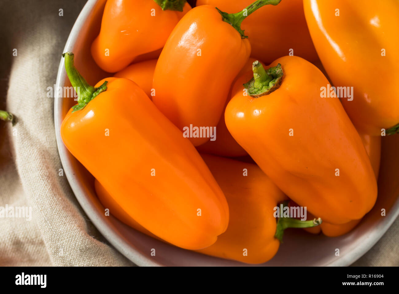 Orange douce Bio brut prêt à manger des poivrons Banque D'Images