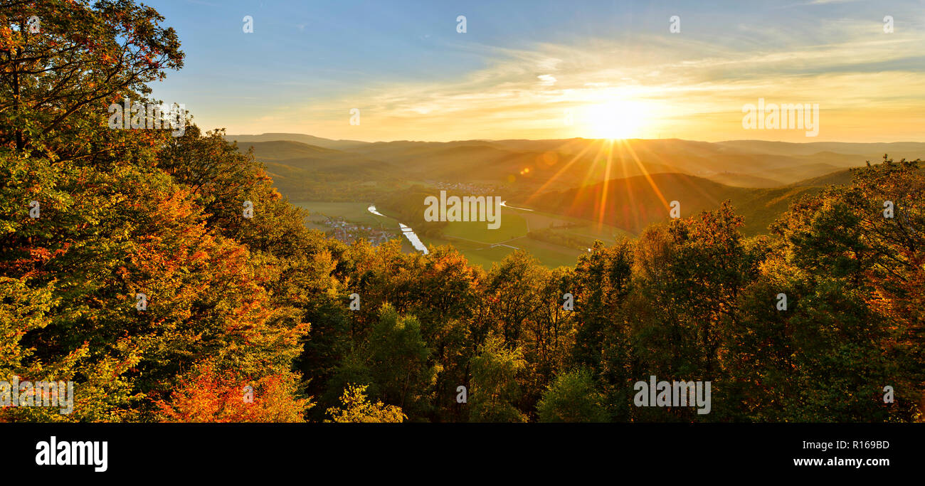 Coucher du soleil sur le Teufelskanzel en automne, vue sur la vallée de la Werra avec le village Lindewerra, Nordhausen, Thuringe, Allemagne Banque D'Images