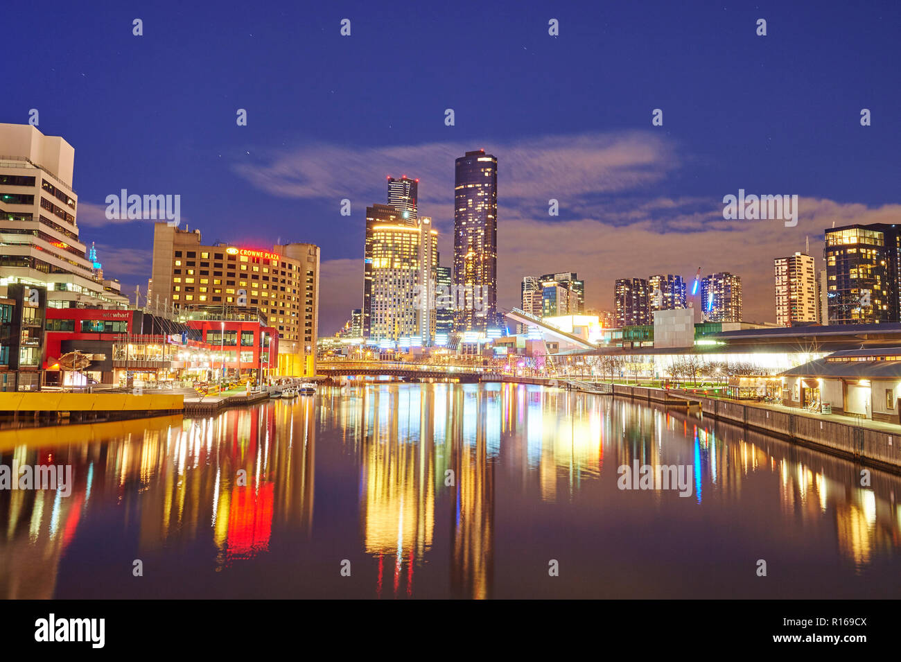 Skyline, skyscrappers à la rivière Yarra, dans la nuit, Centre Ville, Melbourne, Victoria, Australie Banque D'Images