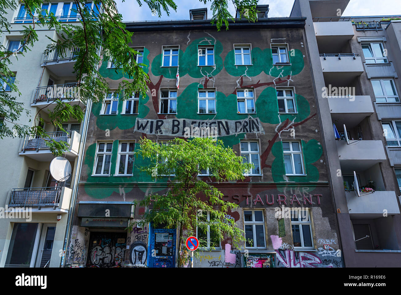 L'accroupissement, locataire protester contre la rénovation d'un bâtiment ancien, nous restons à l'intérieur, la peinture sur la façade, Kreuzberg, Berlin Banque D'Images