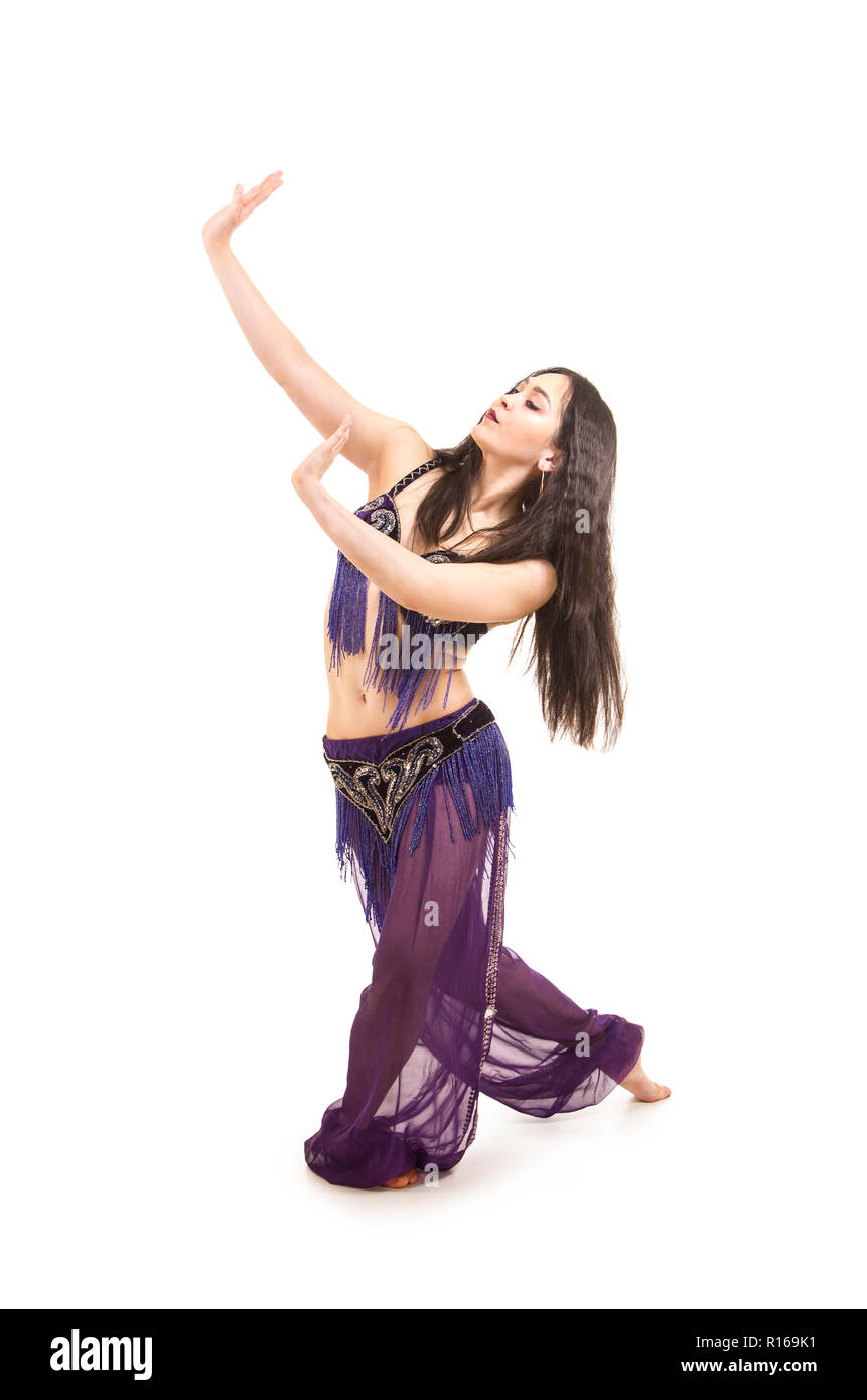 Belle femme brune avec les cheveux longs danse du ventre. Sur fond blanc isolé. Banque D'Images