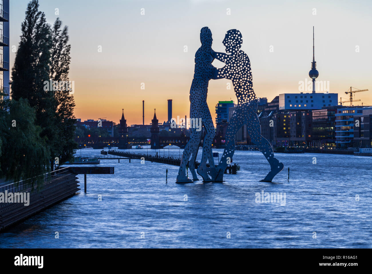L'homme molécule sculpture par l'artiste Jonathan Borofsky, Spree, à l'arrière Pont Oberbaum et tour de télévision d'Alexanderplatz Banque D'Images