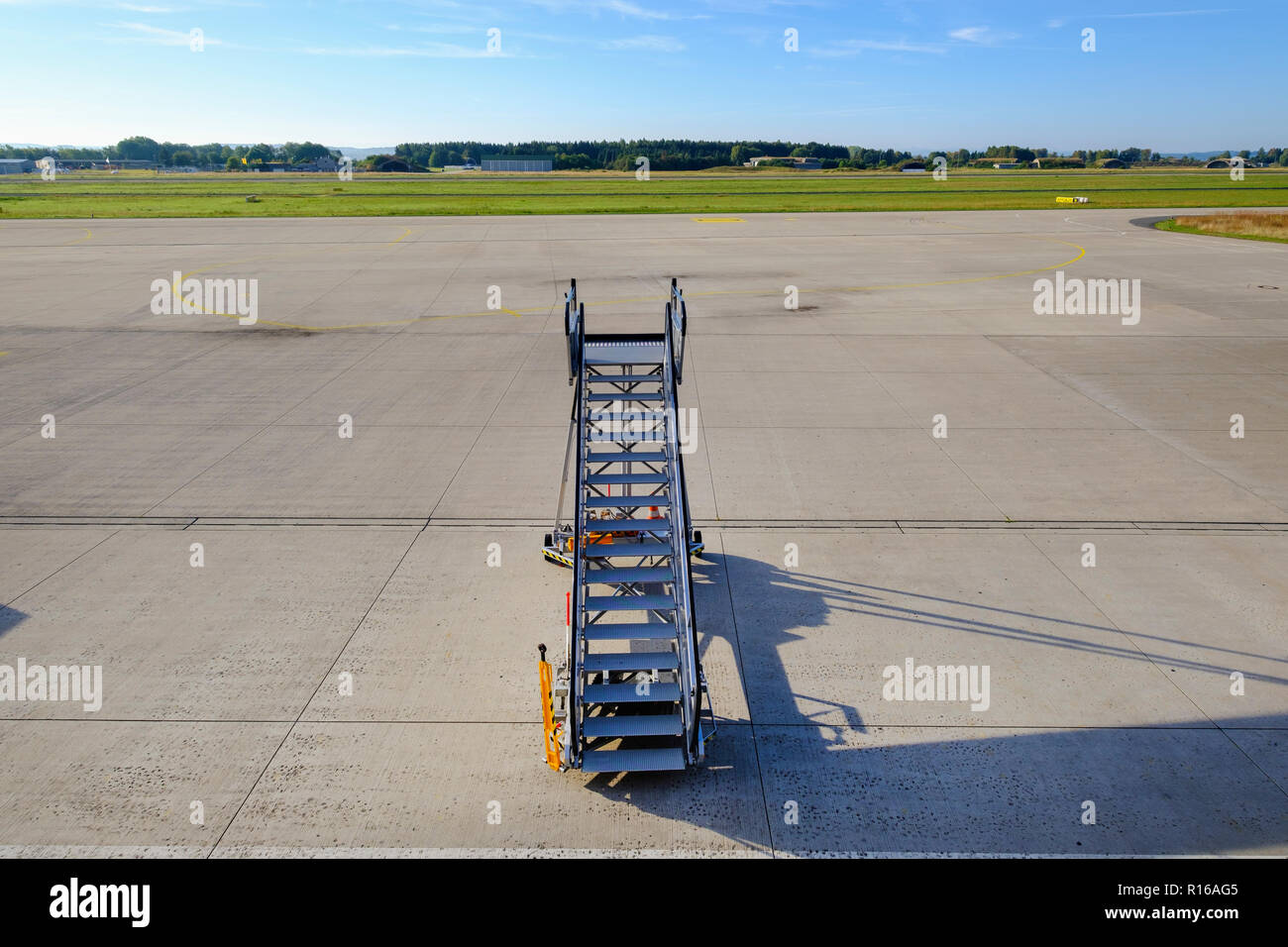 Passerelle, escaliers passagers en attente sur l'aérodrome de vide, l'Allgäu Airport, l'aéroport de Memmingen Munich West, Memmingen, Unterallgäu Banque D'Images