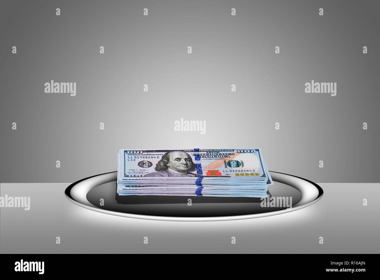 100 dollar bills empilées sur plateau d'argent - "main à sur un plateau d'argent" Banque D'Images
