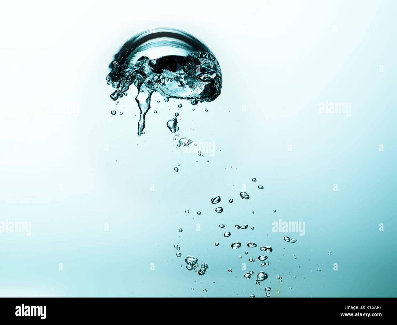 Contorting bulles dans un liquide clair transparent, détail Banque D'Images
