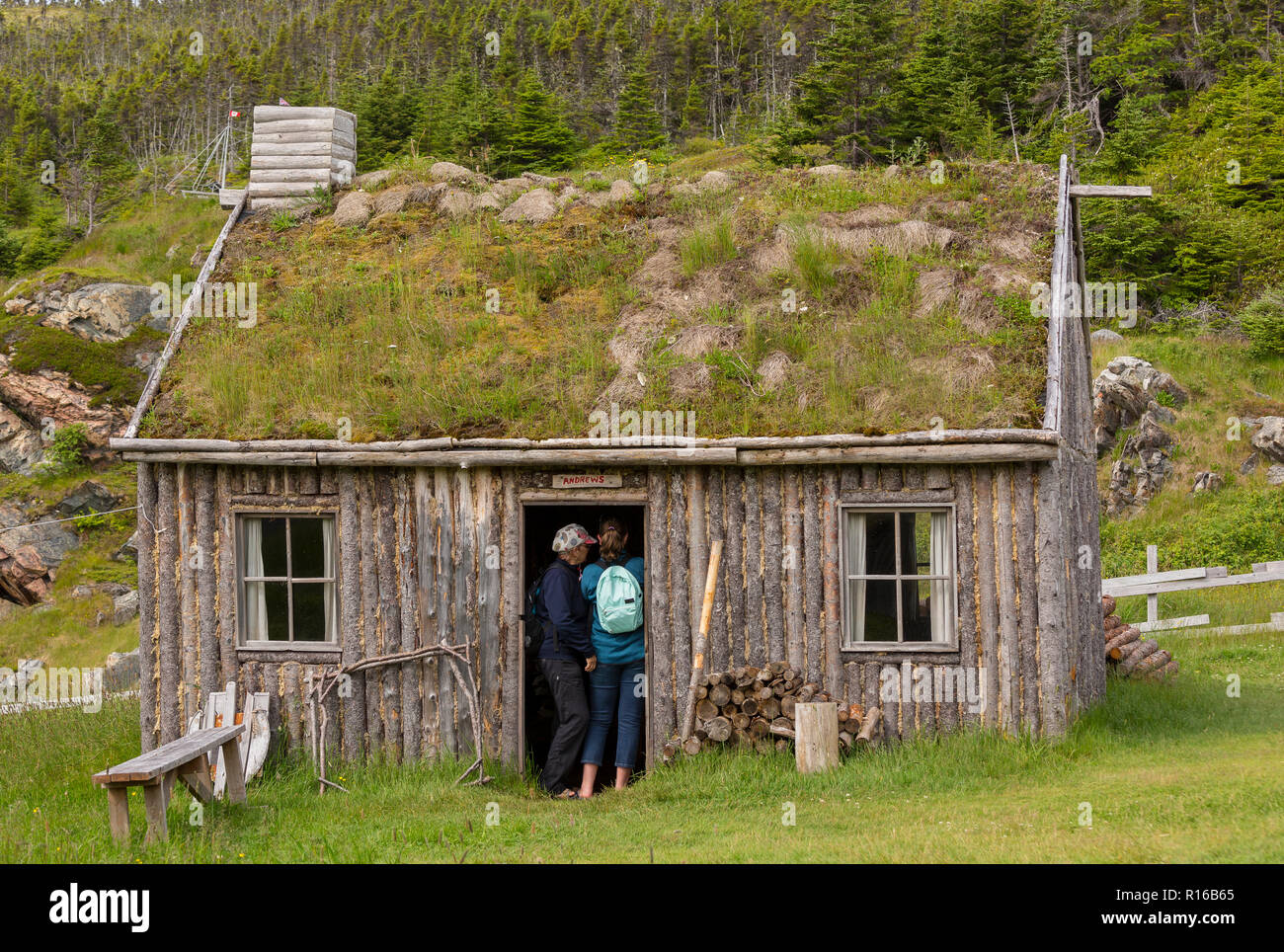 CAPE RANDOM, Terre-Neuve, Canada - Touristes entrez le cabin, Random Passage, cinéma, réplique d'un village de pêcheurs. Banque D'Images