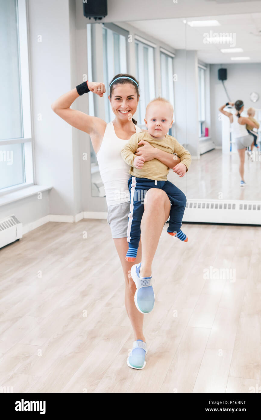 Jeune Femme Avec Enfant Faisant De L Exercice Dans Les Cours D Education Physique Pour Perdre Du Poids De Bebe Remise En Forme Pour Les Enfants Pour Les Meres Avec Des Enfants En Bas