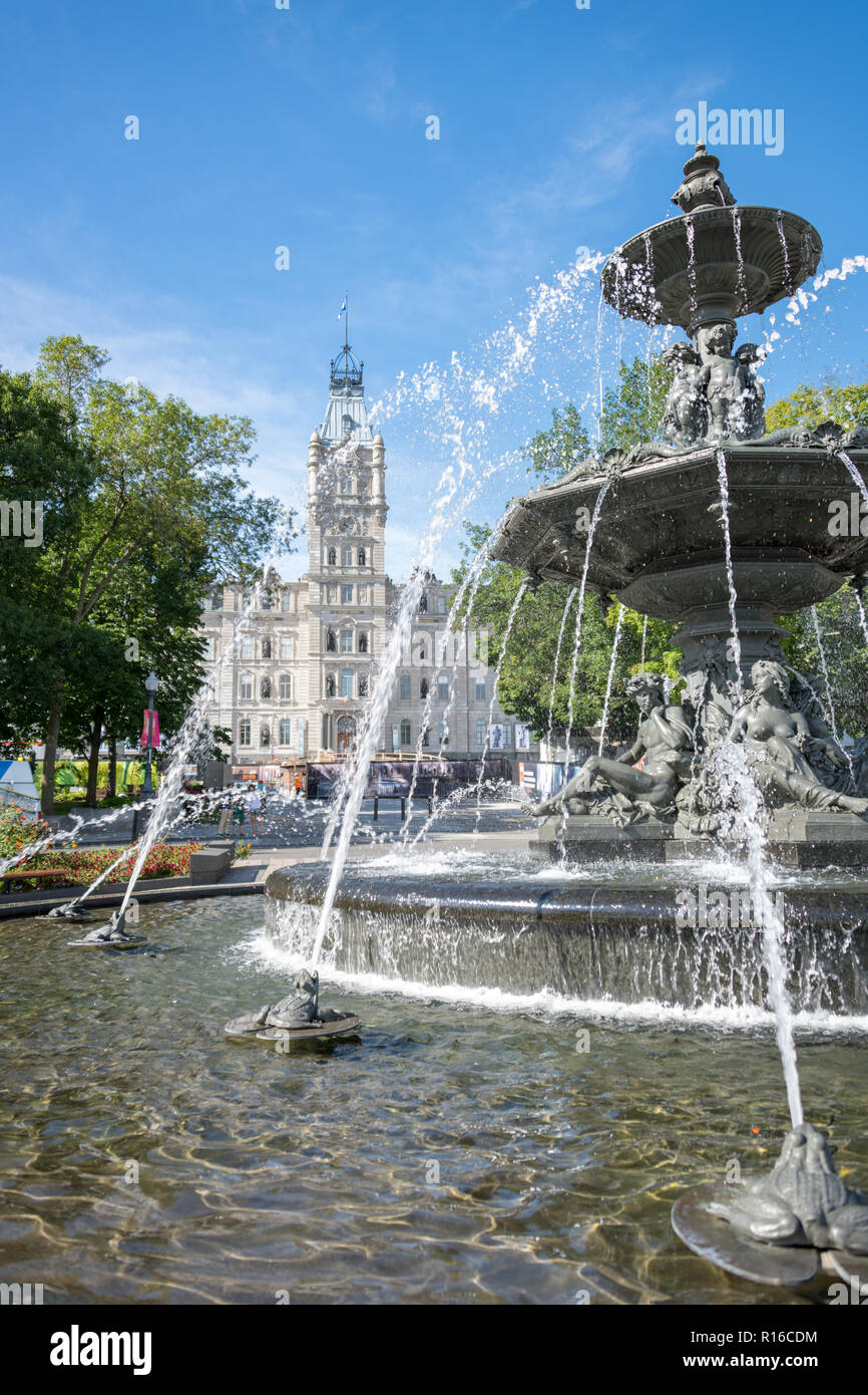 Fontaine de Tourny avec derrière les édifices du Parlement, à Québec, Canada Banque D'Images