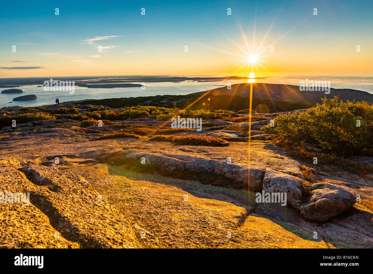 Lever du soleil dans le parc national Acadia observé du haut de Cadillac Mountain. Banque D'Images