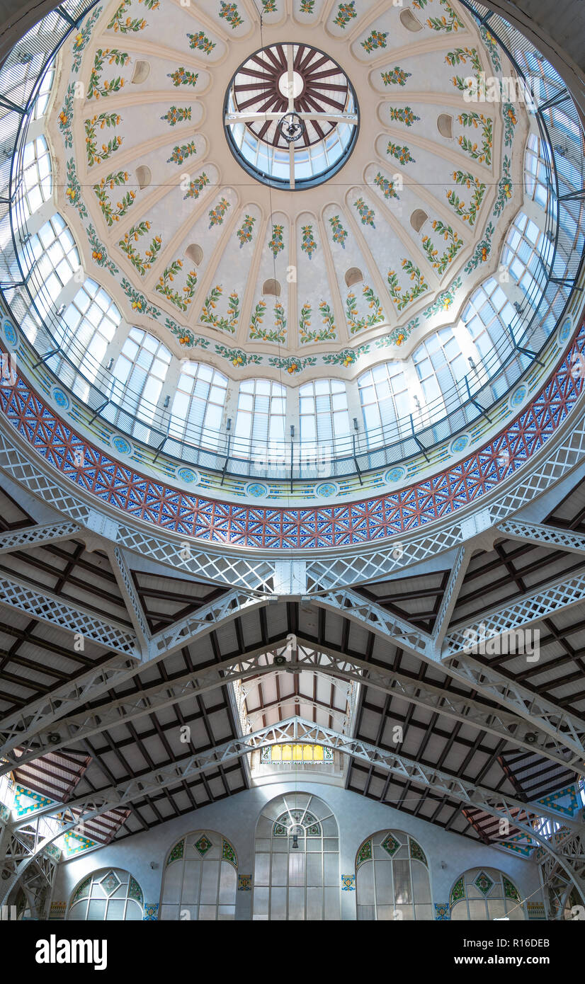 Valencia, Espagne - Octuber 15, 2016 : le style traditionnel de l'architecture interne du Marché Central Banque D'Images