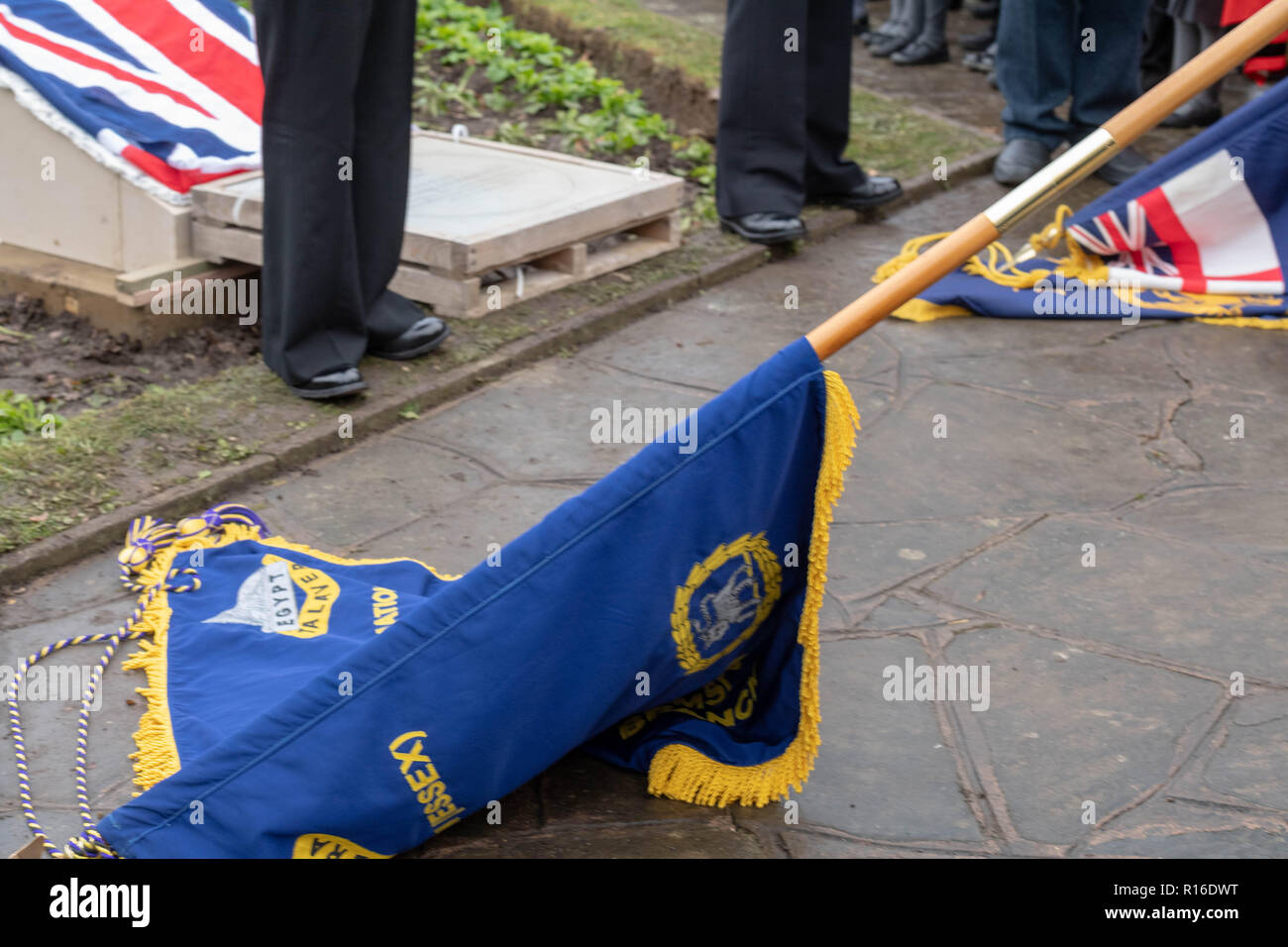 Brentwood Essex, UK, 9e 9 novembre 2018 l'inauguration d'une Croix de Victoria pavage en pierre à la mémoire du Sergent William Merrifield VC qui est né à Brentwood et gagné sa Croix de Victoria en 1918, il y a cent ans. Le monument commémoratif a été dévoilé par le très honorable Lord Les Pickles de Brentwood et Onger, ancien Secrétaire des collectivités. Ian Davidson Crédit/Alamy Live News Banque D'Images