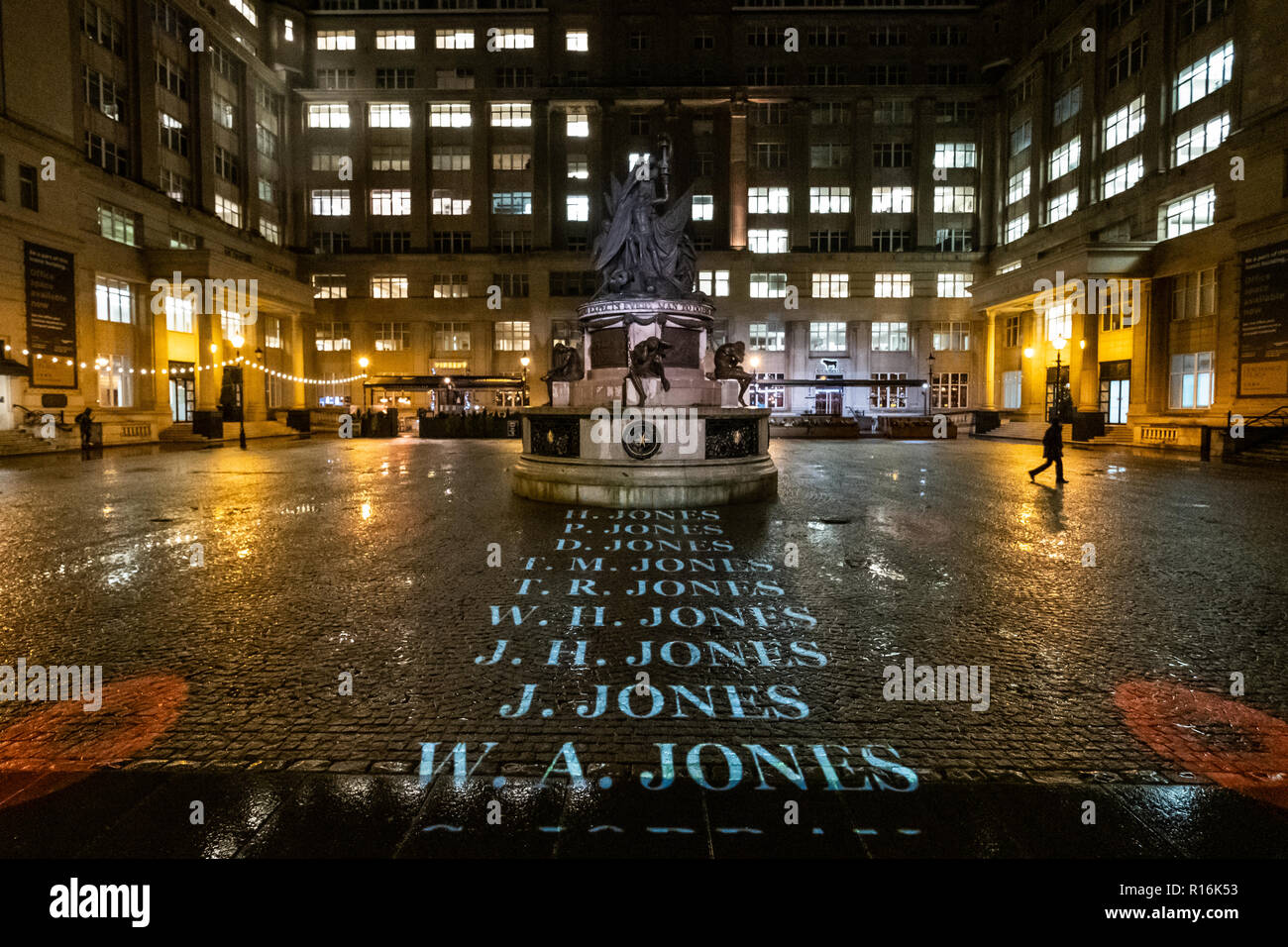 Liverpool, Royaume-Uni. Nov 9, 2018. Les noms de près de 14 000 hommes de Liverpool qui ont perdu la vie pendant la Première Guerre mondiale continue d'être projetée sur les drapeaux d'échange dans la ville le vendredi 9 novembre 2018, à l'approche du Jour du Souvenir. Crédit : Christopher Middleton/Alamy Live News Banque D'Images