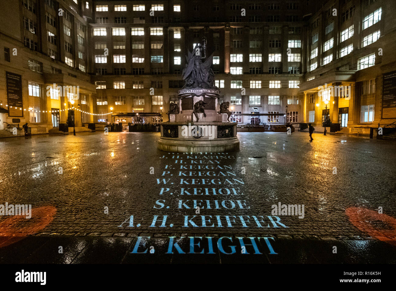 Liverpool, Royaume-Uni. Nov 9, 2018. Les noms de près de 14 000 hommes de Liverpool qui ont perdu la vie pendant la Première Guerre mondiale continue d'être projetée sur les drapeaux d'échange dans la ville le vendredi 9 novembre 2018, à l'approche du Jour du Souvenir. Crédit : Christopher Middleton/Alamy Live News Banque D'Images