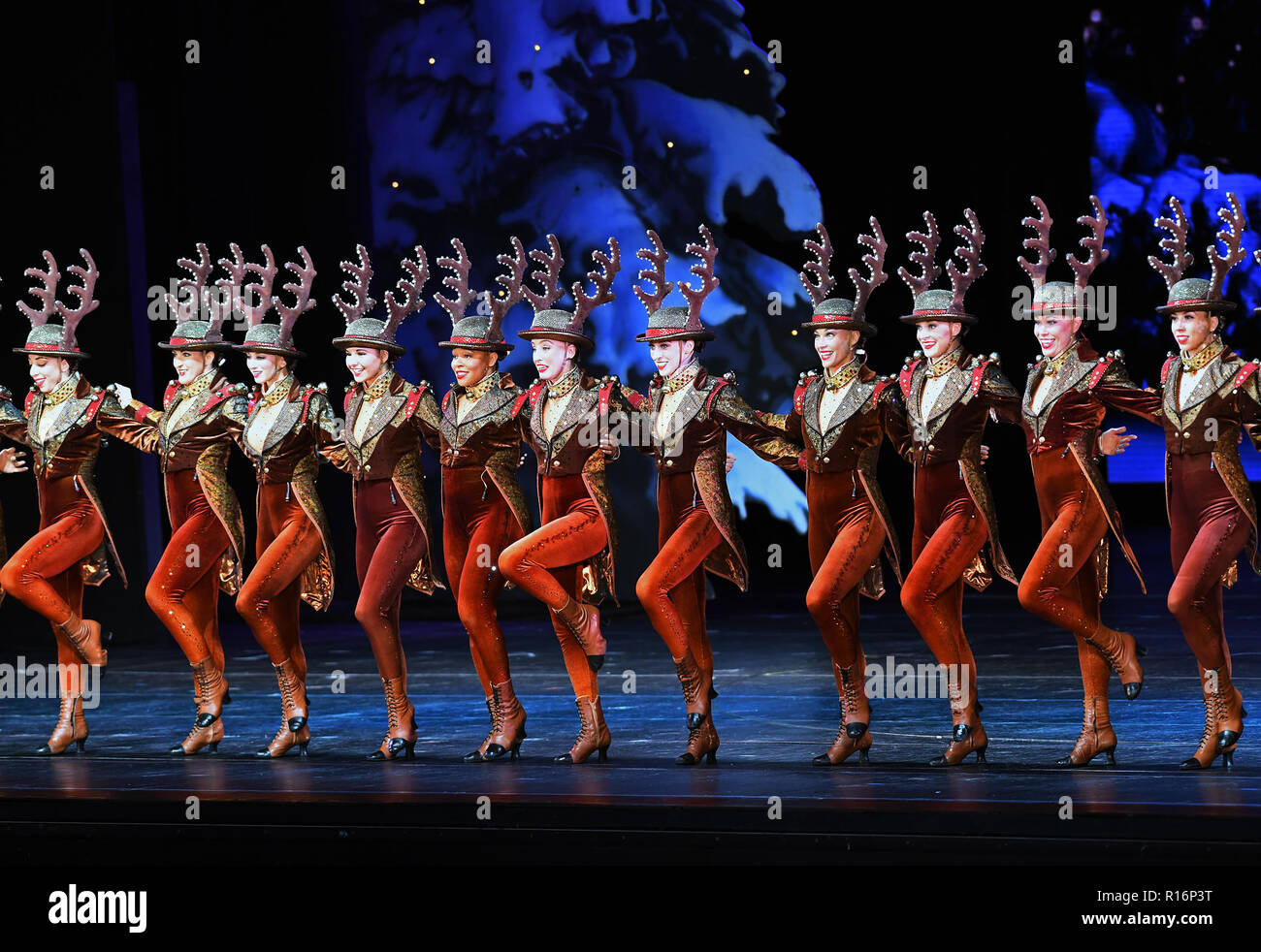 New York, 9 novembre. 1er janvier 2019. Les Rockettes effectuer au cours de  la production de 2018 Spectacle de Noël au Radio City Music Hall à New  York, États-Unis, le 9 novembre