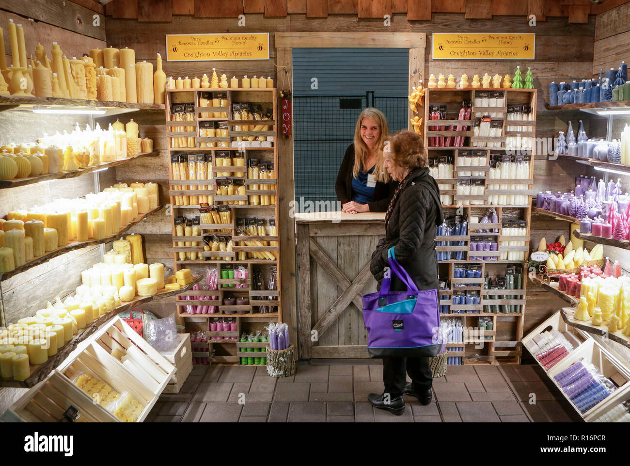 Vancouver, Canada. Nov 9, 2018. Un visiteur regarde des bougies de cire d'abeilles au cercle marché artisanal, le Canada est l'un des plus grands événements annuels d'artisans, à Vancouver, Canada, le 9 novembre 2018. Credit : Liang Sen/Xinhua/Alamy Live News Banque D'Images