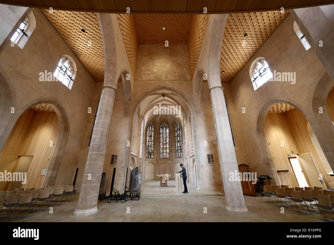 08 novembre 2018, la Bavière, Nuremberg : vue de l'intérieur de l'église rénovée St Martha. Après un incendie avec des dommages à plusieurs millions en juin 2014, l'église de Sainte Marthe rouvre le 10 novembre. Au cours de l'incendie, la toiture de la nef principale a été complètement brûlé et certaines parties de l'immeuble ont été menacées d'effondrement. Photo : Daniel Karmann/dpa Banque D'Images