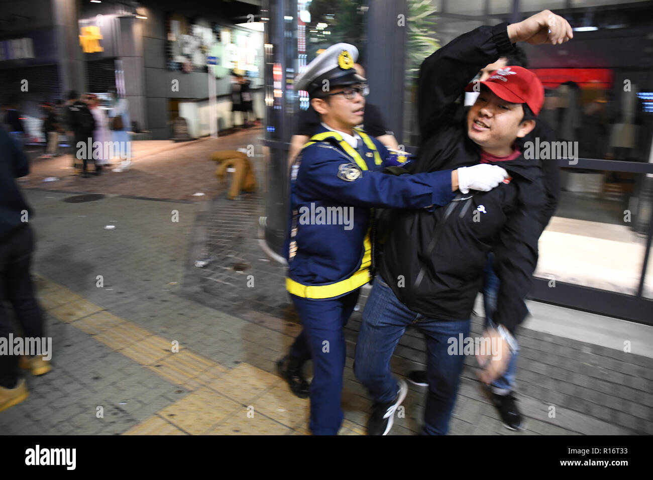 Shibuya, Tokyo, Japon. 1er novembre 2018. Les amateurs d'Halloween dress up sur les costumes au cours de la nuit de Halloween 2018 quartier Shibuya le mercredi, Octobre 31, 2018. Shibuya est devenue la scène principale pour l'Halloween à Tokyo au Japon et continue été un événement d'Halloween dans laquelle des milliers de personnes se réunissent pour montrer leur variété de costumes. Photo par : Ramiro Agustin Vargas Tabares Crédit : Ramiro Agustin Vargas Tabares/ZUMA/Alamy Fil Live News Banque D'Images