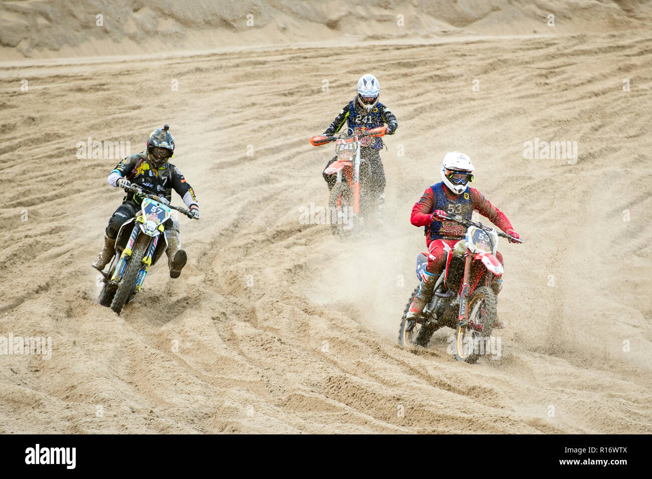 La Haye, Pays-Bas. 10 novembre 2018. 982 coureurs de motocross sur la plage de Scheveningen qui donnent tout pour être le premier à atteindre la finale. Red Bull Knock Out fait partie de "Feest aan Zee" dans laquelle la Haye célèbre que la station balnéaire de Scheveningen existe pour 200 ans.de toute l'Europe ont participé à la "Red Bull Knock Out 2018" à La Haye, le Crédit : Gonçalo Silva/Alamy Live News Banque D'Images