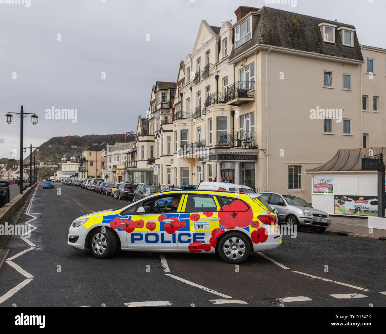 La ville de Sidmouth, Devon, UK. 9 novembre . La ville de Sidmouth, 9e Nov 18 des policiers de Devon et de Cornouailles ont décoré deux voitures avec des coquelicots en l'honneur du 100e anniversaire de la signature de l'Armistice en 1918. Une voiture est en opération dans le Devon, avec les autres, à Cornwall. Central Photo/Alamy Live News Banque D'Images