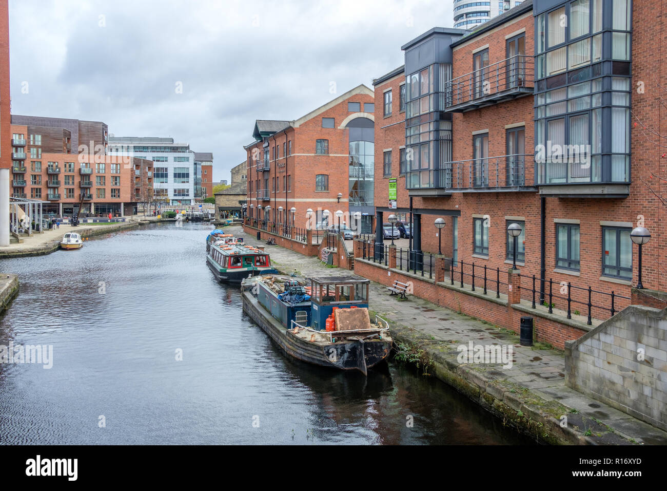 Leeds et Liverpool Canal au quai de grenier dans le centre-ville de Leeds, Royaume-Uni. Le canal est de 127 milles de long et comporte 91 écluses. Banque D'Images