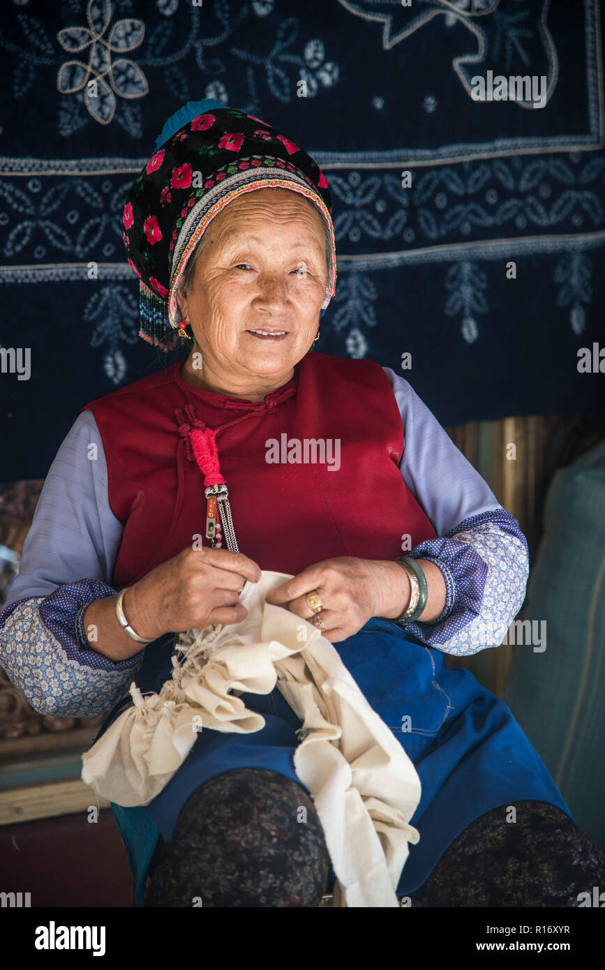 Personnes âgées femme chinoise knitting .pendant une journée de détente.Chine Banque D'Images