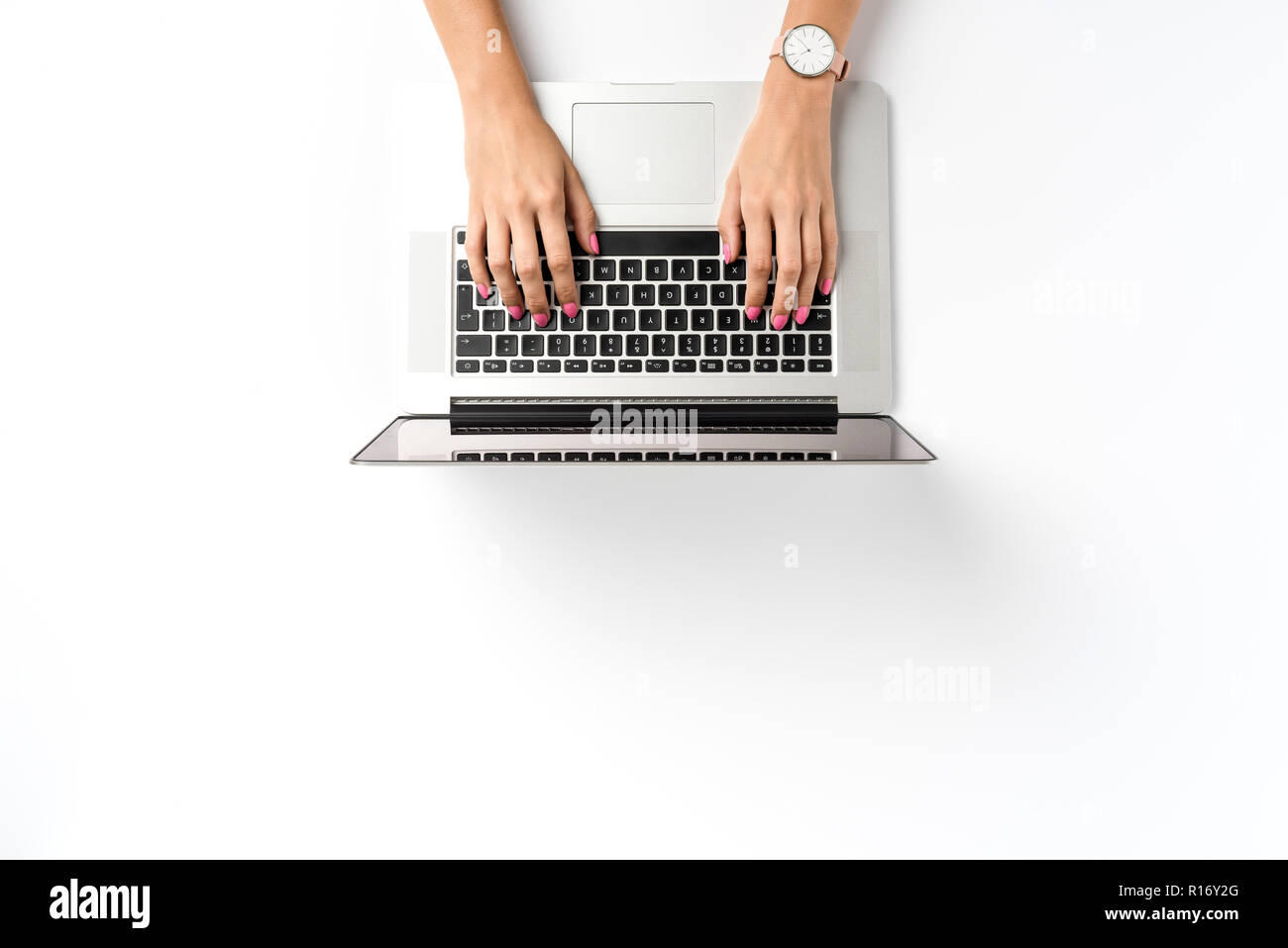 Passage shot of woman working on laptop Banque D'Images