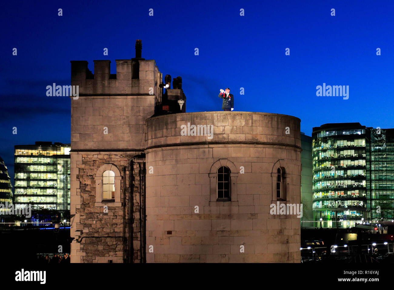 Au-delà de l'aggravation de l'ombre, l'éclairage et d'affichage 10000 sonore, Tour de Londres, Londres, Angleterre, RU Ville de se rappeler les gens qui sont morts sur Wa Banque D'Images