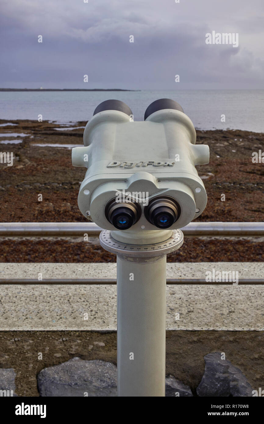 Télescope de mer donnant sur la baie de Castletown à marée basse Banque D'Images