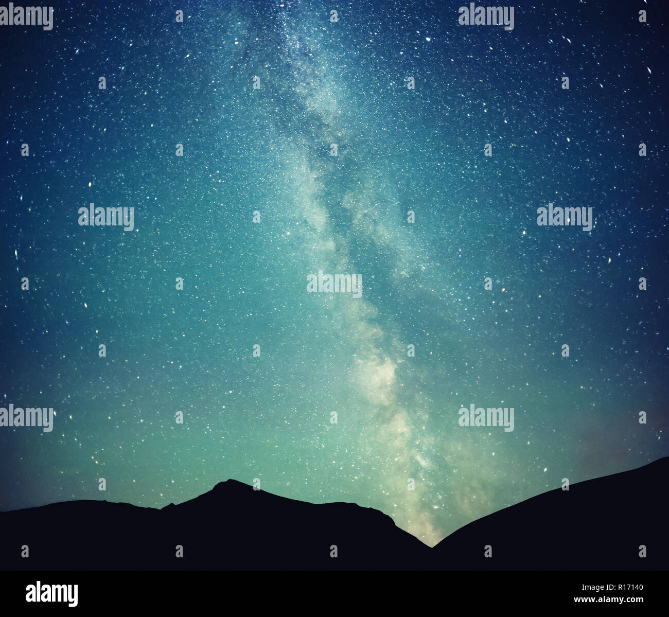 Nuit Paysage Magnifique Avec Des Montagnes De Voie Lactee Et Silhouettes Photo Stock Alamy Nuit Paysage Magnifique Avec Des Montagnes De Voie Lactee Et Silhouettes Photo Stock Alamy