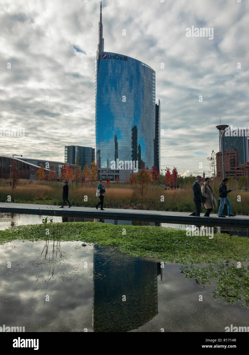 Bibliothèque d'arbres, nouveau parc de Milan. Tour d'Unicredit. Allées du parc avec vue panoramique. L'Italie. Gratte-ciel en miroir dans la fontaine Banque D'Images