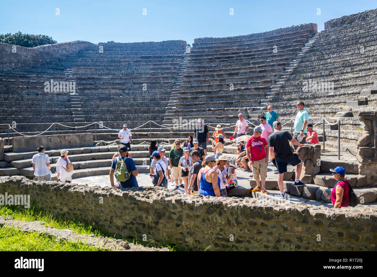 Les touristes explorant Odeon Grand Théâtre Romain Pompéi Italie concept, concept touristique, l'UNESCO, un groupe de personnes, l'histoire du concept de l'empire romain Banque D'Images