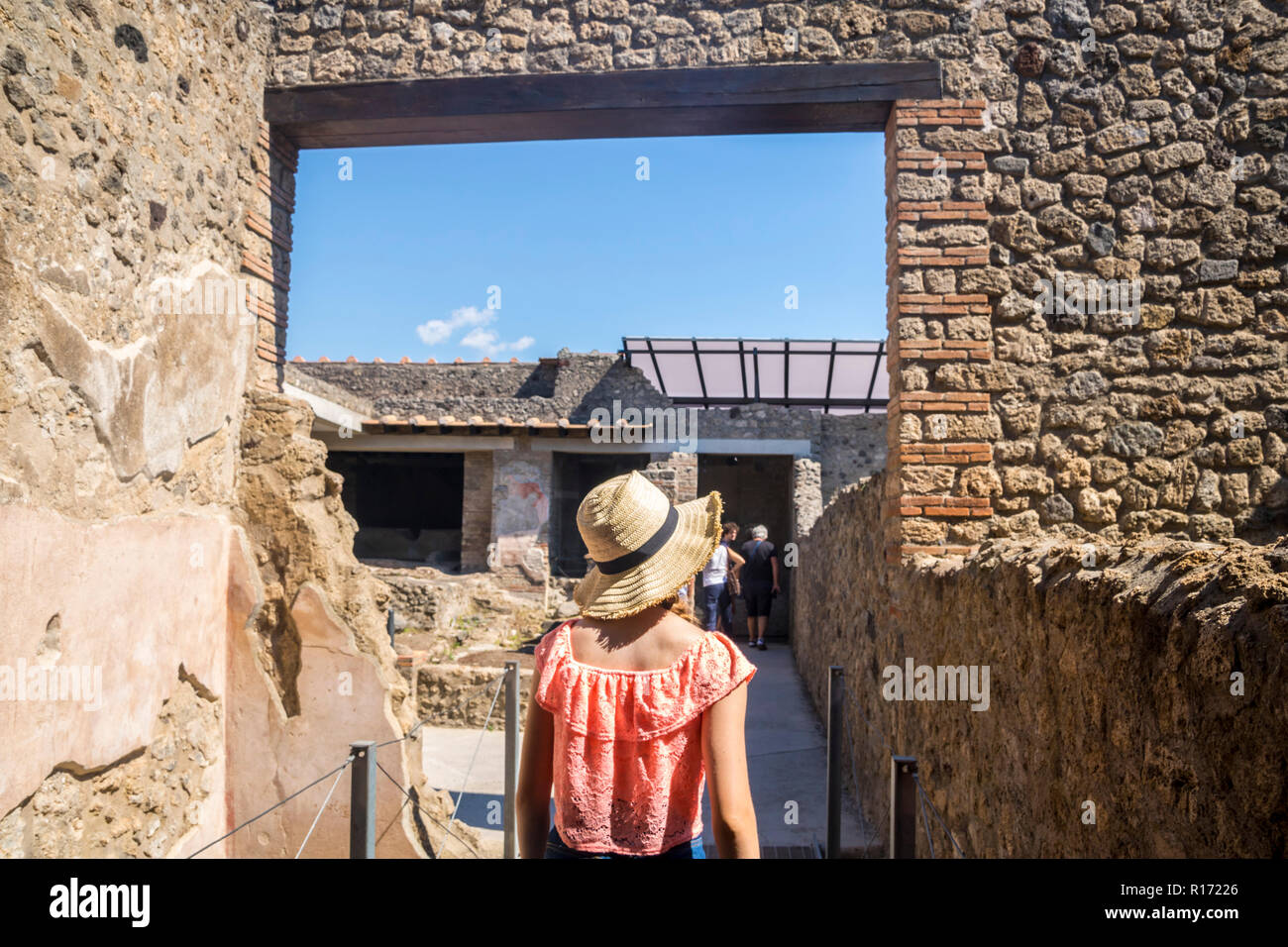 Femme fille flâner à la découverte des ruines de Pompéi, l'éruption du Vésuve Naples Italie, de l'histoire concept, touristiques, les murs en pierre, l'architecture romaine antique Banque D'Images