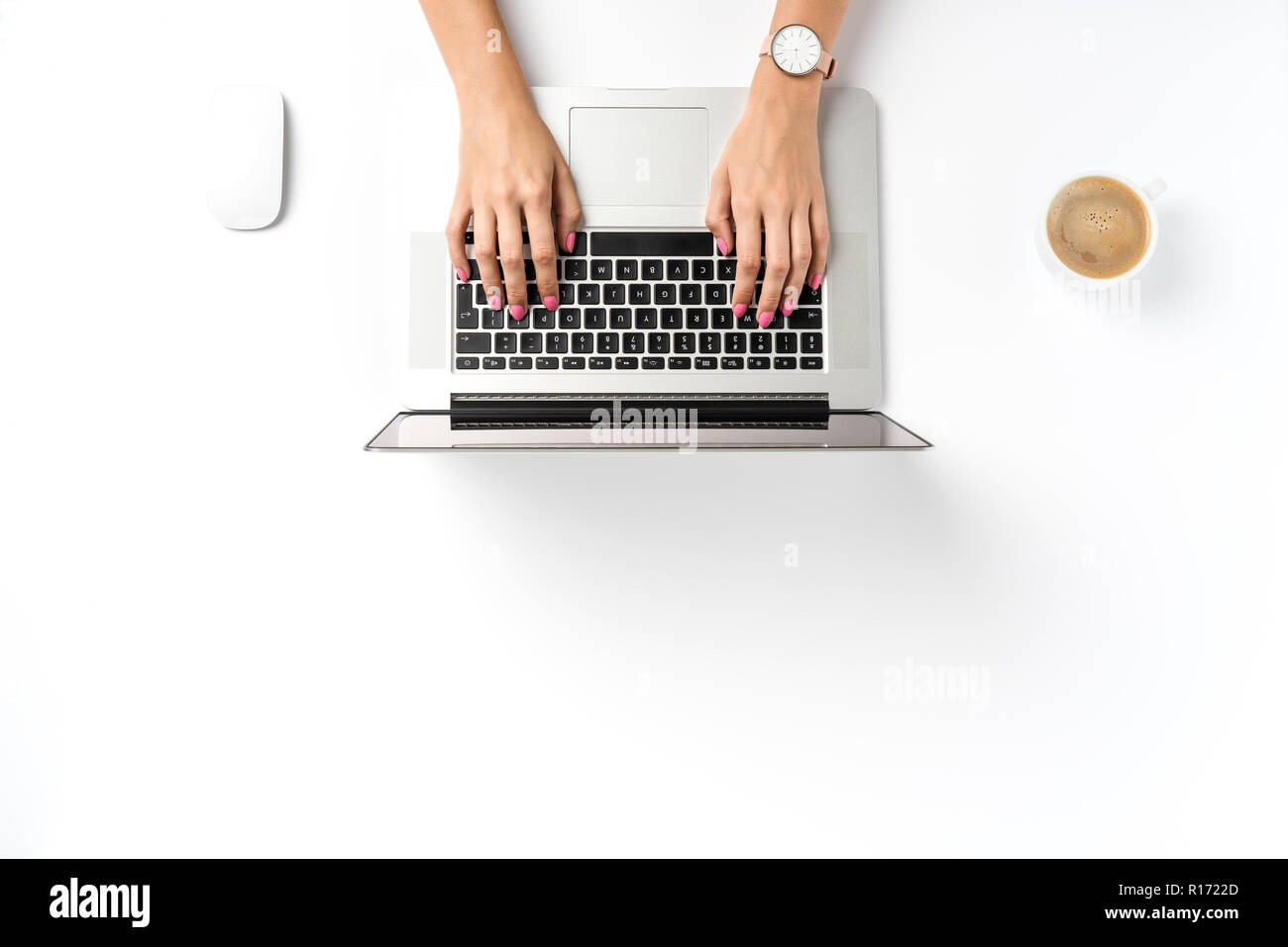 Passage shot of woman working on laptop Banque D'Images