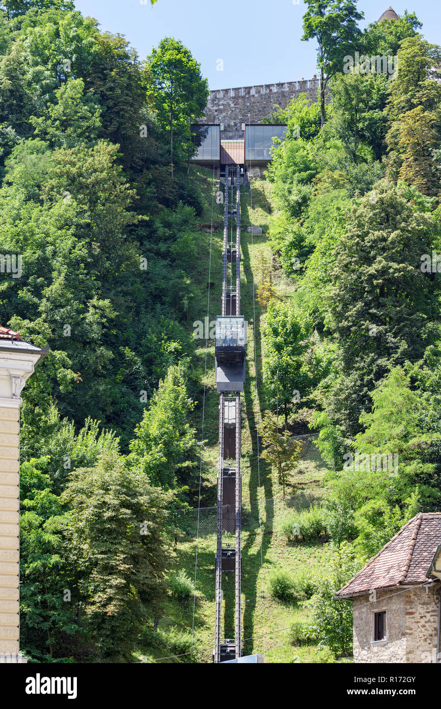 LJUBLJANA, SLOVÉNIE - 28 juin 2015 : un câble railroad ouvre la voie de la vieille ville de Ljubljana à Ljubljana, château sur la colline Banque D'Images