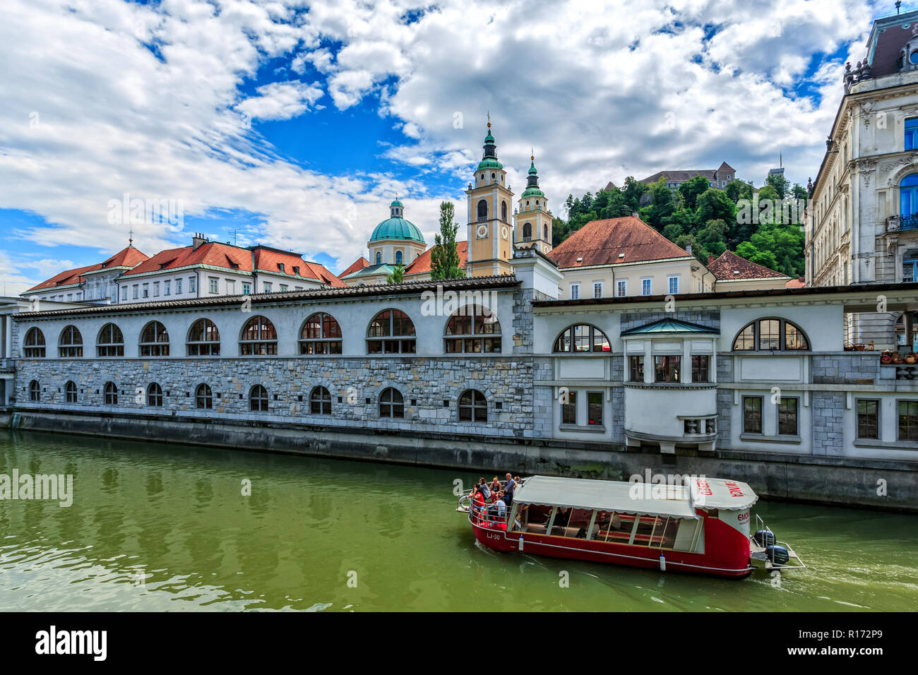 LJUBLJANA, SLOVÉNIE - 28 juin 2015 : galerie marchande dans le centre de Ljubljana. Banque D'Images