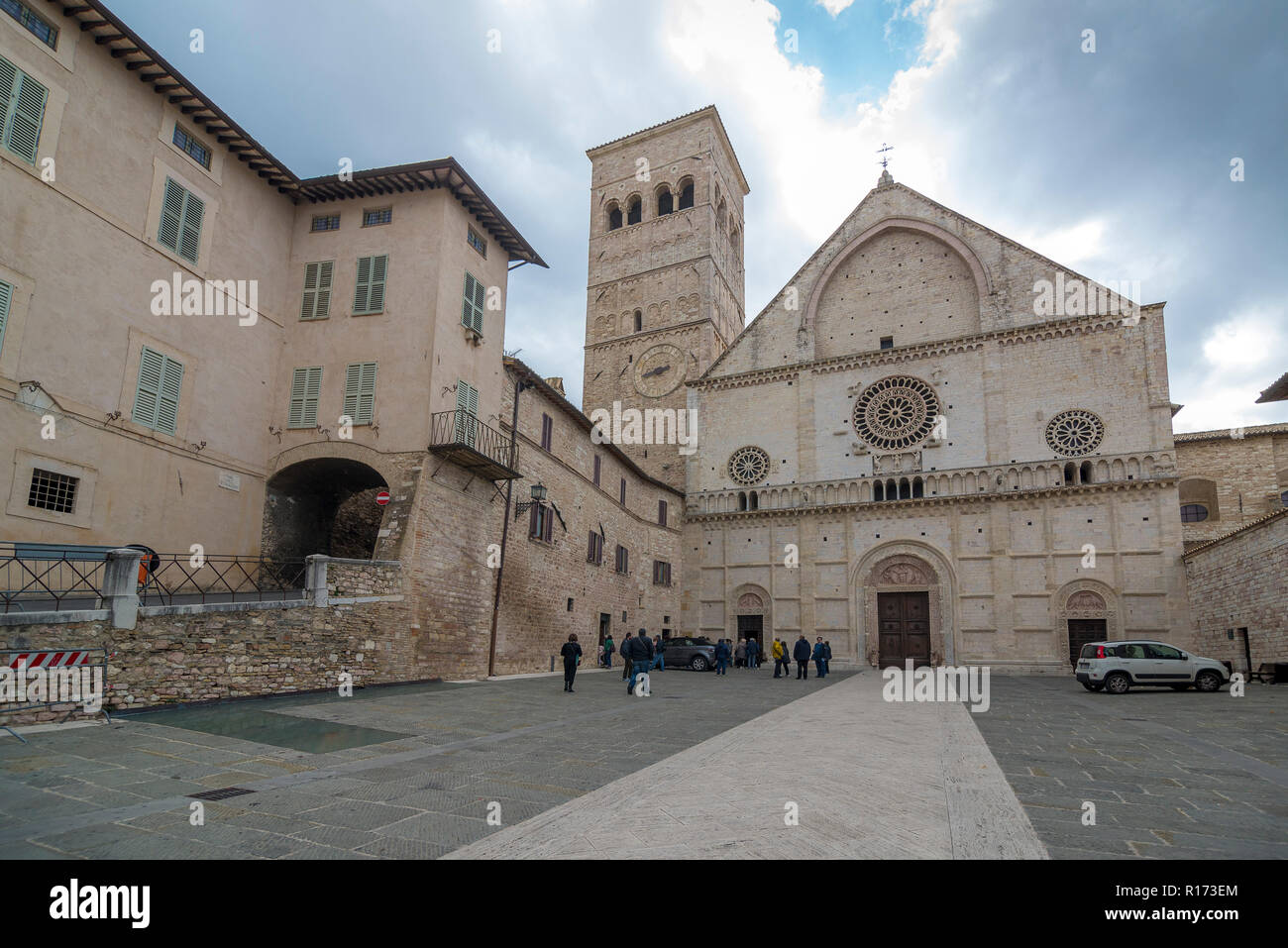 ASSISI, ITALIE - OCTOVER 27, 2018 : façade romane de la cathédrale San Rufino Banque D'Images