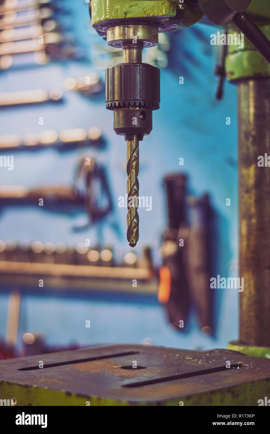 Close up of drill machine dans un atelier du navire avec plein d'outils sur un arrière-plan blured Banque D'Images