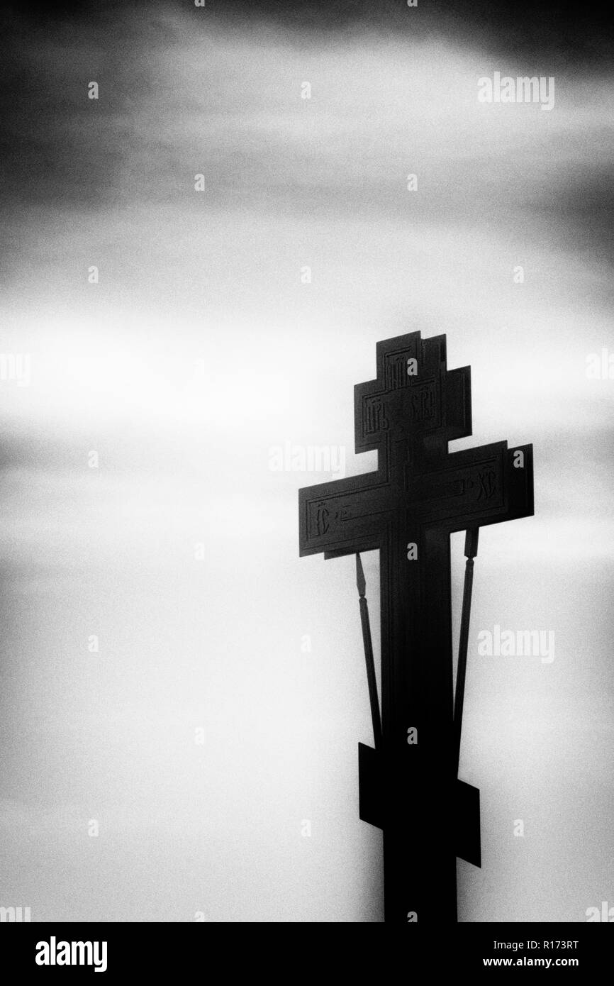 Silhouette noire d'une croix orthodoxe et de la lanterne dans un cadre noir sur fond blanc Banque D'Images