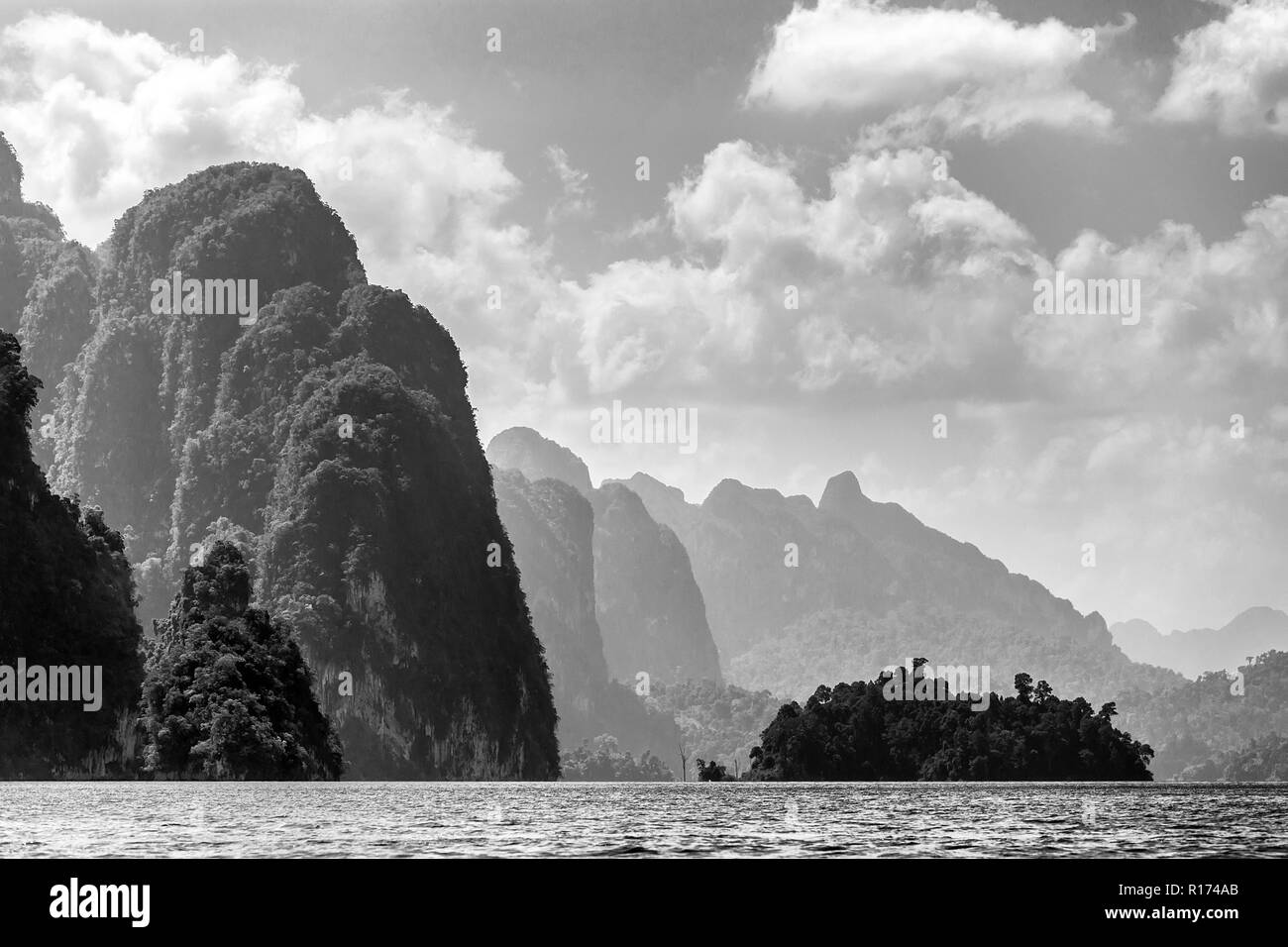Dans le paysage tropical rocheux Chiew Lan Lake, parc national de Khao Sok, Thaïlande Banque D'Images
