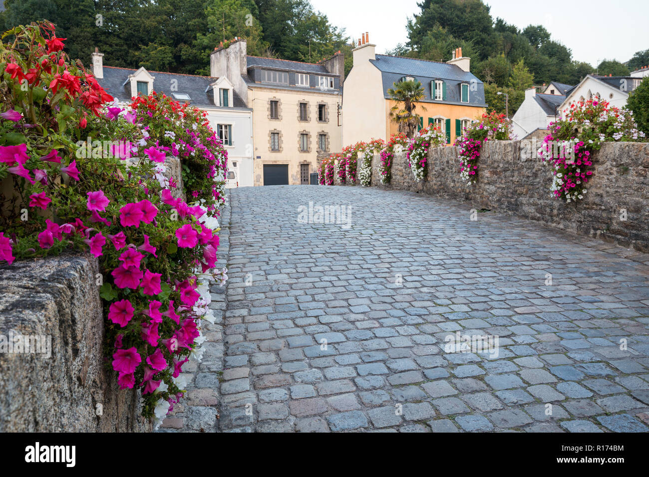 Pont fleuri avec les pétunias plantes en Quimperle anicent ville, Bretagne, France Banque D'Images
