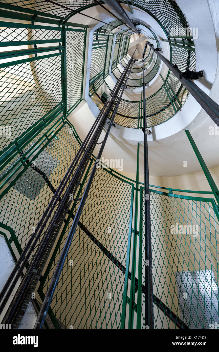 En colimaçon avec rails de l'élévateur dans le phare de Cap Fréhel, Bretagne, France Banque D'Images